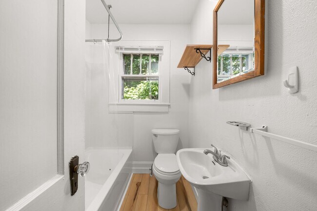 Building Photo - Charming Kenilworth Home