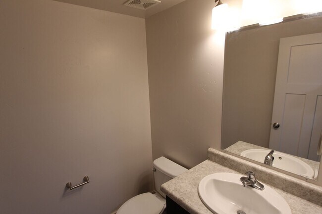 Building Photo - 3BR Home in Mountainaire | Open Layout + Fenced Yard