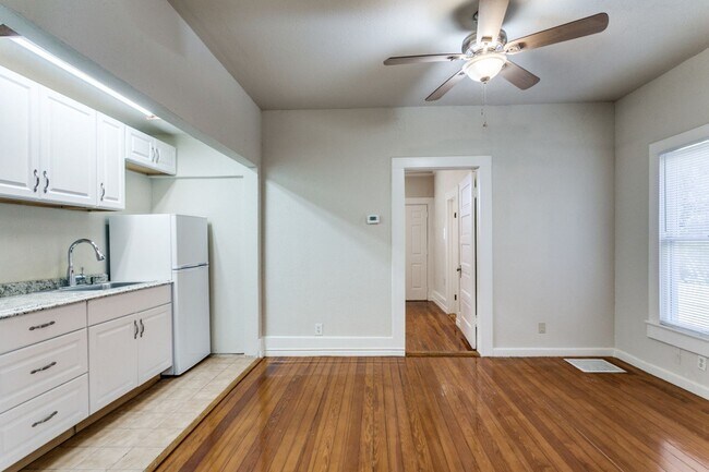 Building Photo - CHARMING VICTORIAN APARTMENT