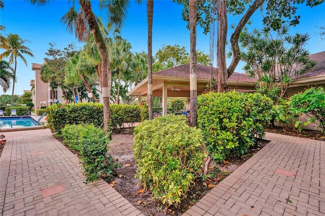 Building Photo - 3051 S Palm Aire Dr