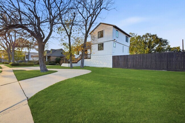 Building Photo - Beautiful Houston Home Featuring a Private Pool