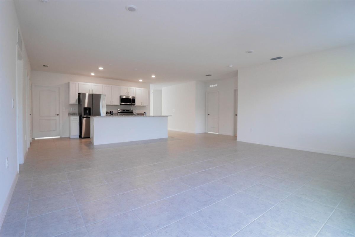Building Photo - 2061 SE Mantua St