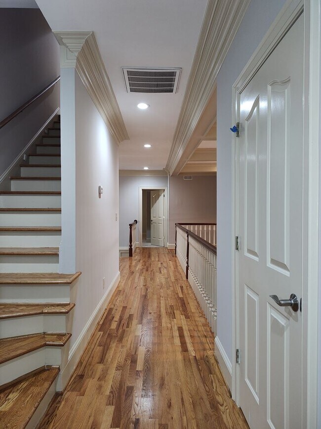Building Photo - Stunning home located in the Popular Piper Glenn Community!