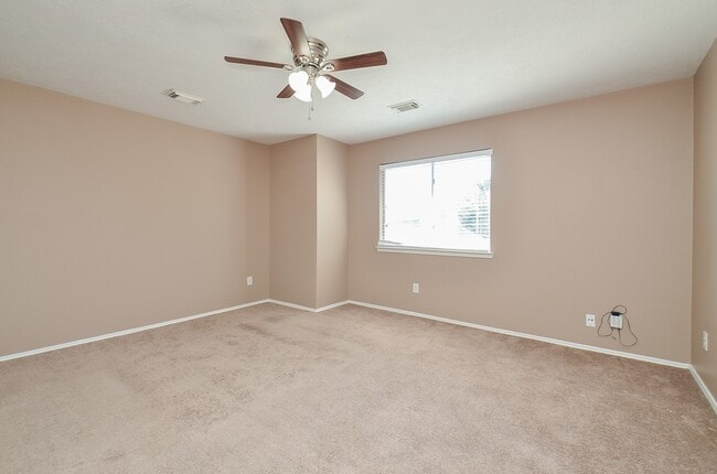 Building Photo - 17327 Davenway Dr