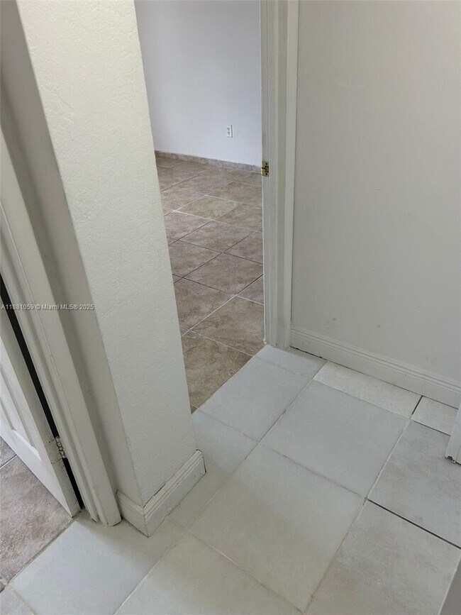 Building Photo - 8840 Fontainebleau Blvd