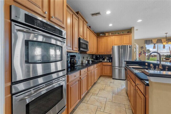 Building Photo - 1352 Oakcrest Ct