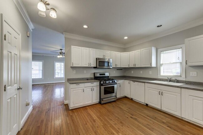 Building Photo - 105 Vanira Ave SE