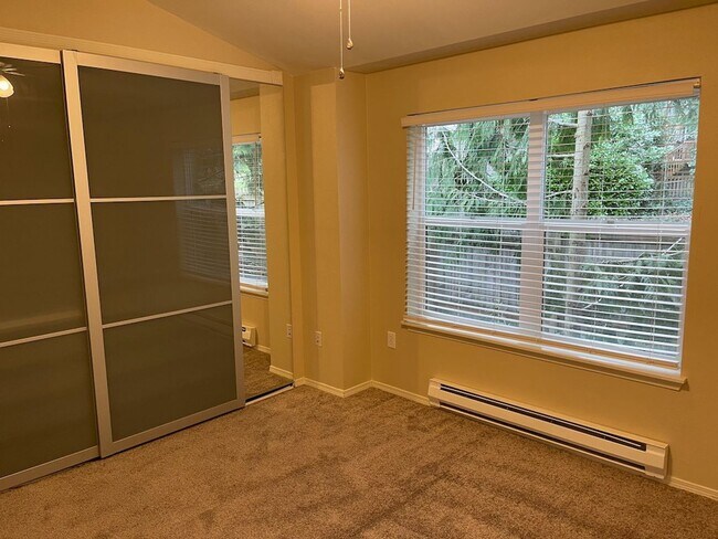 Building Photo - Extremely Gorgeous and Spacious 2 bedroom Condo