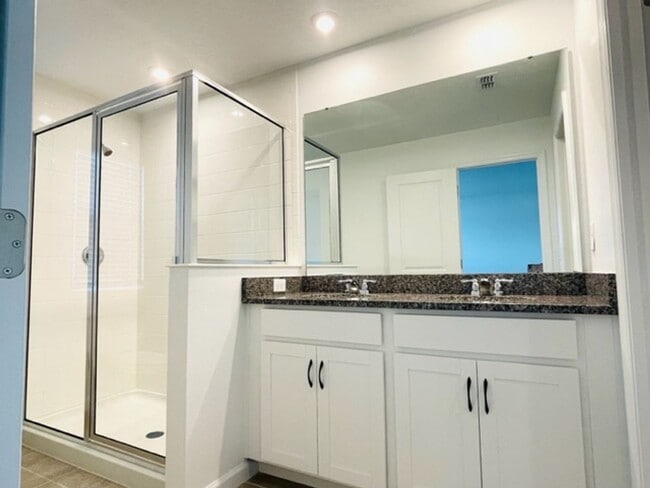 Building Photo - For Rent - 3 BEDROOM 2.5 BATHROOM TOWNHOUS...