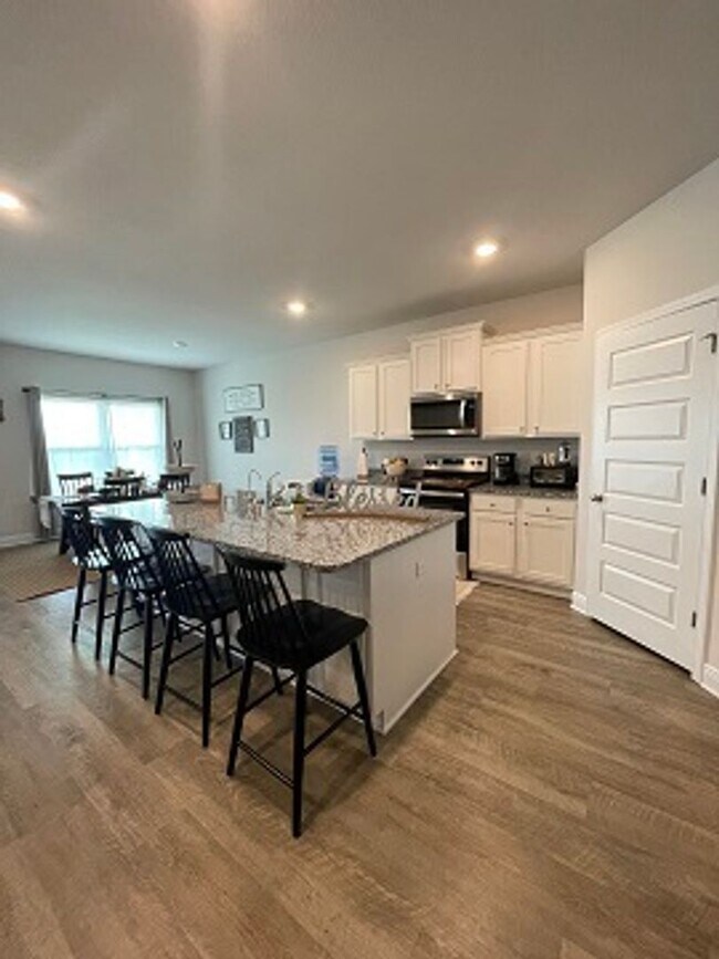 Building Photo - Bridge Harbor!  4 bedroom 2 bath home with...