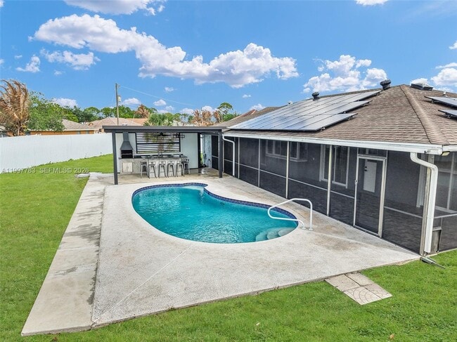 Building Photo - 702 NW Orchid St