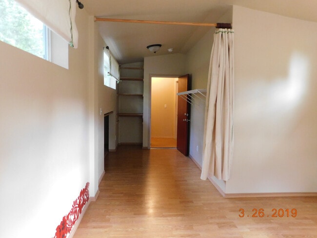 Building Photo - Gated 1 Bedroom Apartment