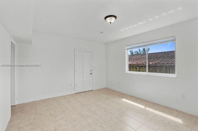 Building Photo - 1810 SW 70th Ave