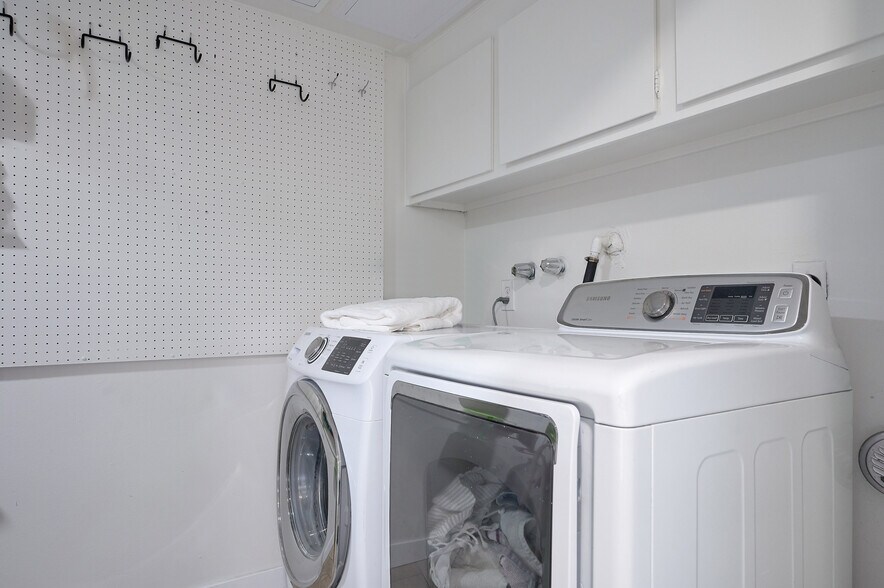 Building Photo - 121 S Palm Dr