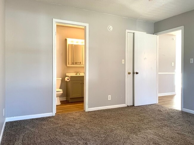 Building Photo - 411 Sideline Dr