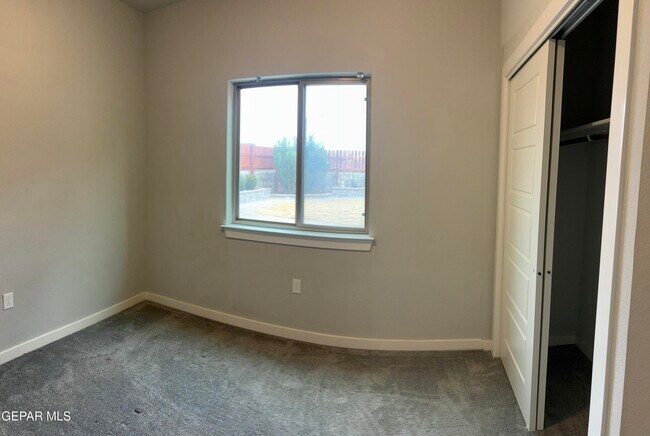 Building Photo - 10129 Red Vly