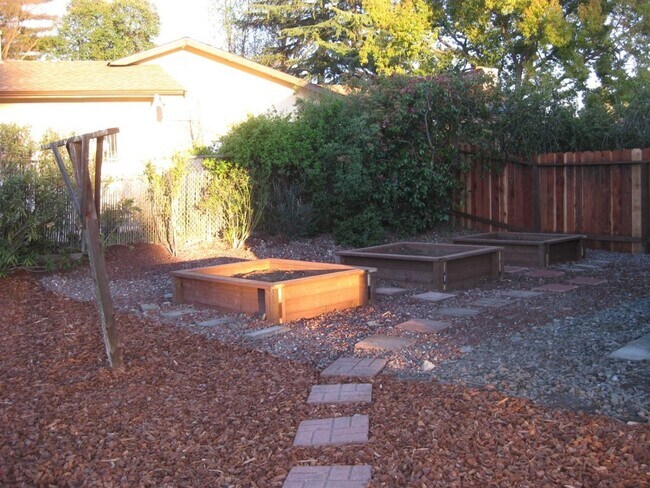 Building Photo - Panoramic Views! Walk to Iron Horse Trail, Schools...