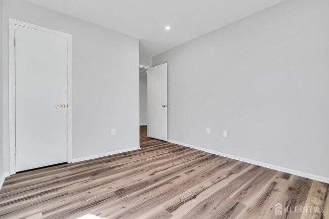 Building Photo - 812 Green Hollow Dr