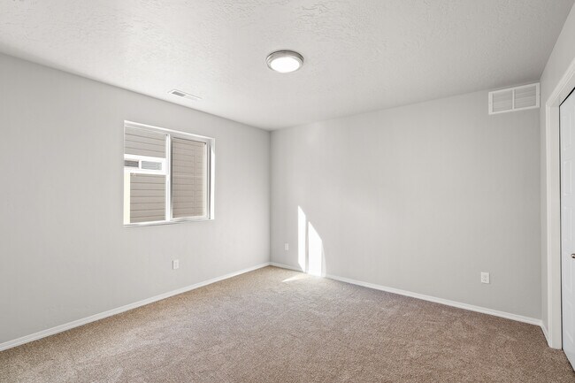 Building Photo - 11760 W Rose Lake St