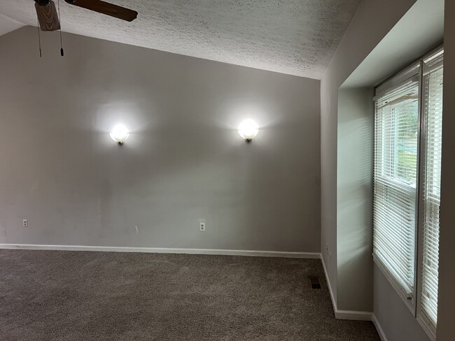 Building Photo - Charming Split Foyer with Spacious Layout ...