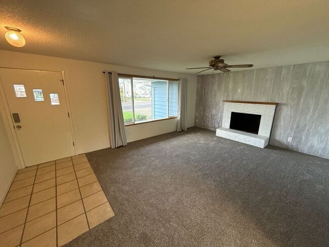 Building Photo - 1650 NW Highland Dr