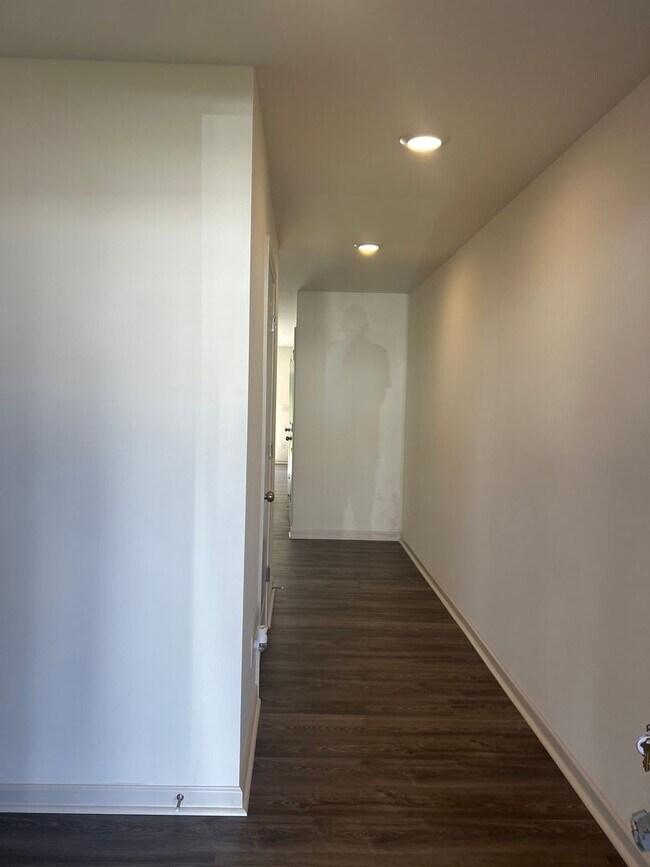 Building Photo - Brand New End-Unit Townhome in Newton!