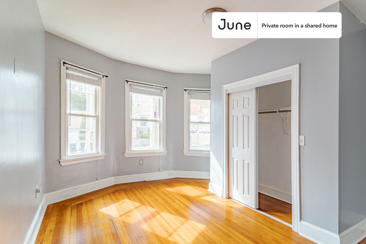 Building Photo - Room in Shared 3 bed/1.5 bath home