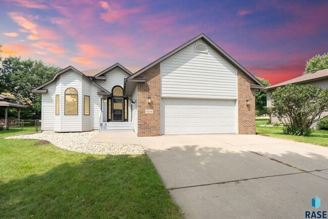 Building Photo - Charming Multi-Level Home! Large Backyard,...