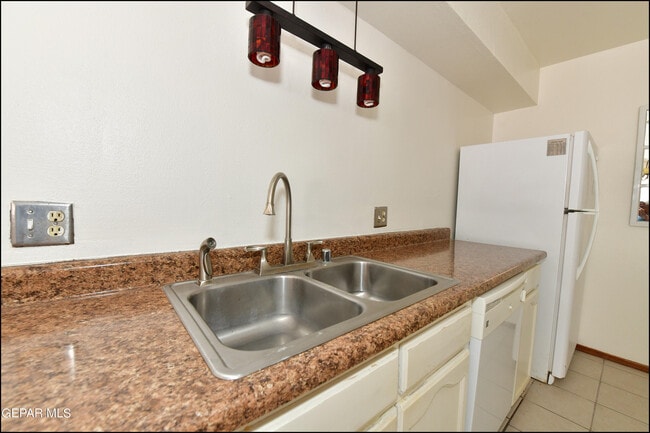 Building Photo - 2629 Lake Victoria Dr