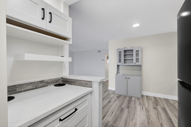 Building Photo - 100 Shore Ct