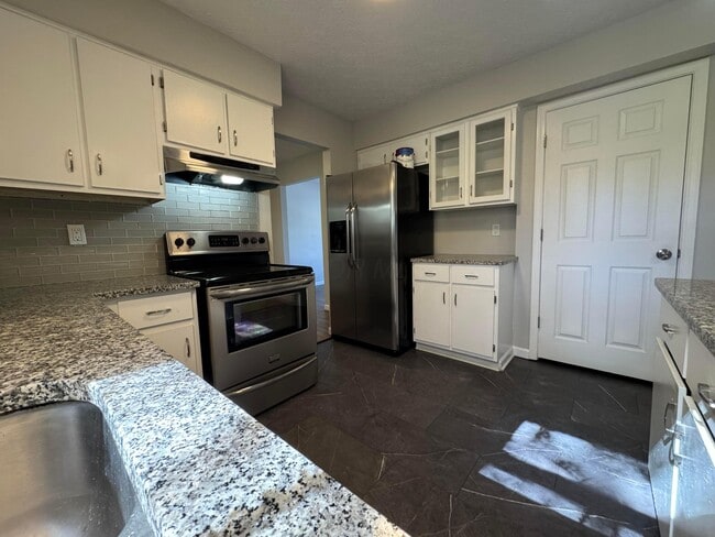 Building Photo - 361 St Thomas Dr