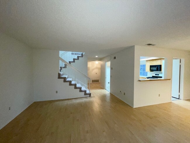 Building Photo - Stunning Porter Ranch S&S home centrally located