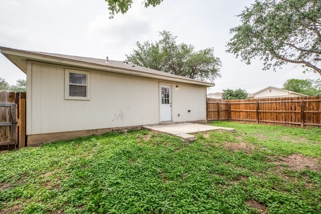 Building Photo - BEAUTIFUL 3-BEDROOM HOME NEAR LACKLAND AFB