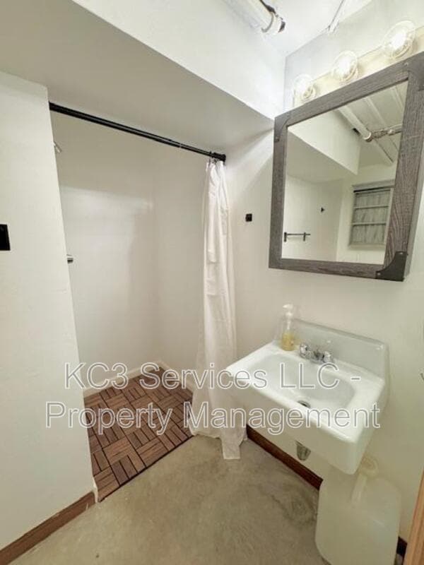 Building Photo - 615 E 101st Ter