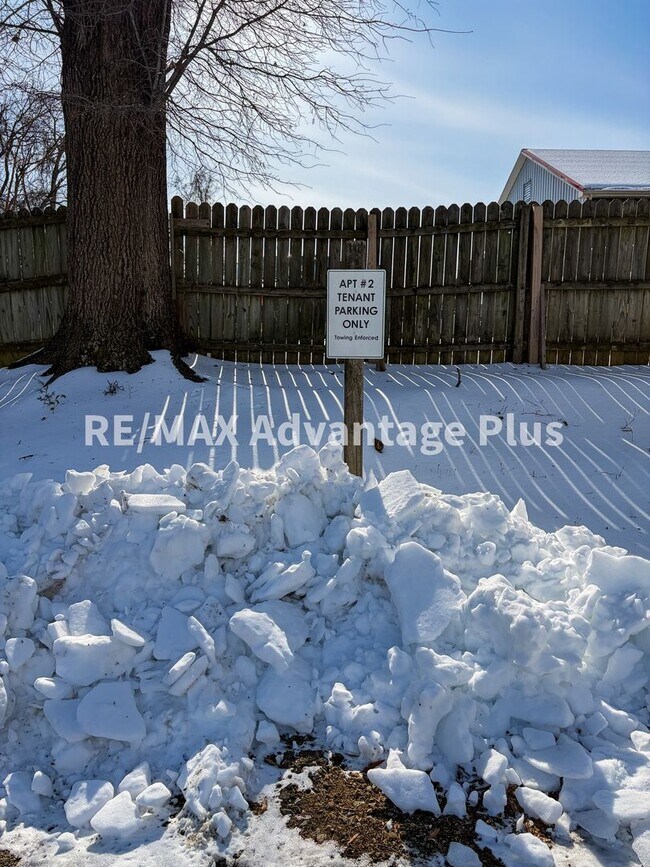 Building Photo - 400 S Main St