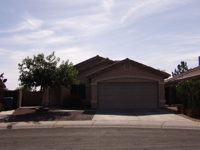Primary Photo - 3bed/2bath + Den in Apache Junction