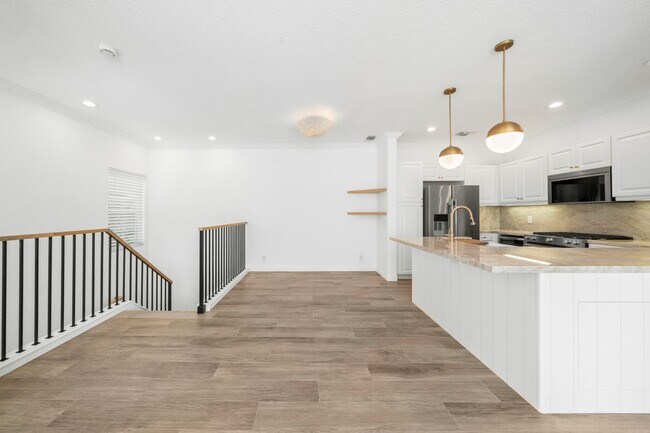Building Photo - Upgraded 2-Bedroom in Gated Summit Community