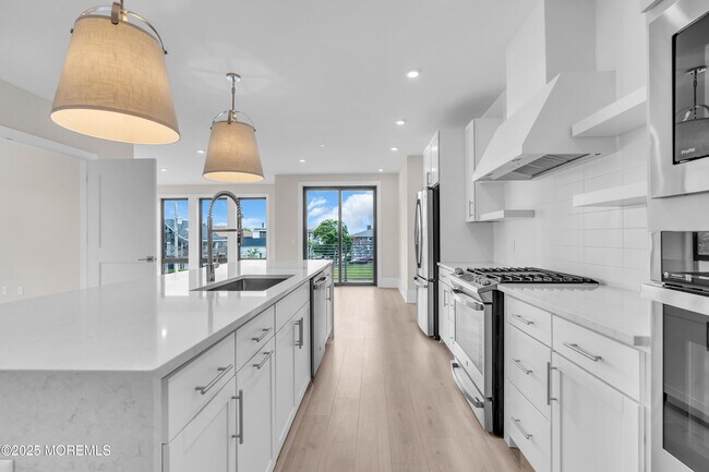 Building Photo - 218 3rd Ave