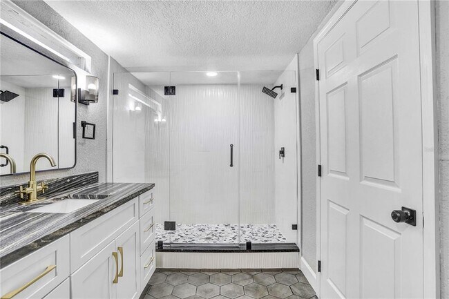 Building Photo - 223 Pinehurst Dr