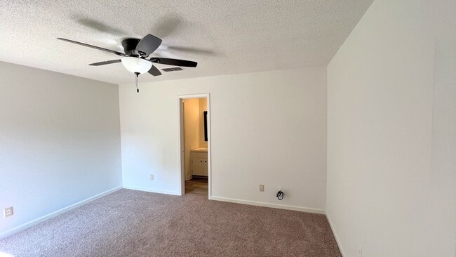 Building Photo - Lovely 3-Bedroom