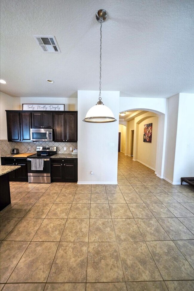 Building Photo - Stunning 3-Bedroom Home with Office in Charleston Parke, Cibolo - Realtor Commission offered: $500