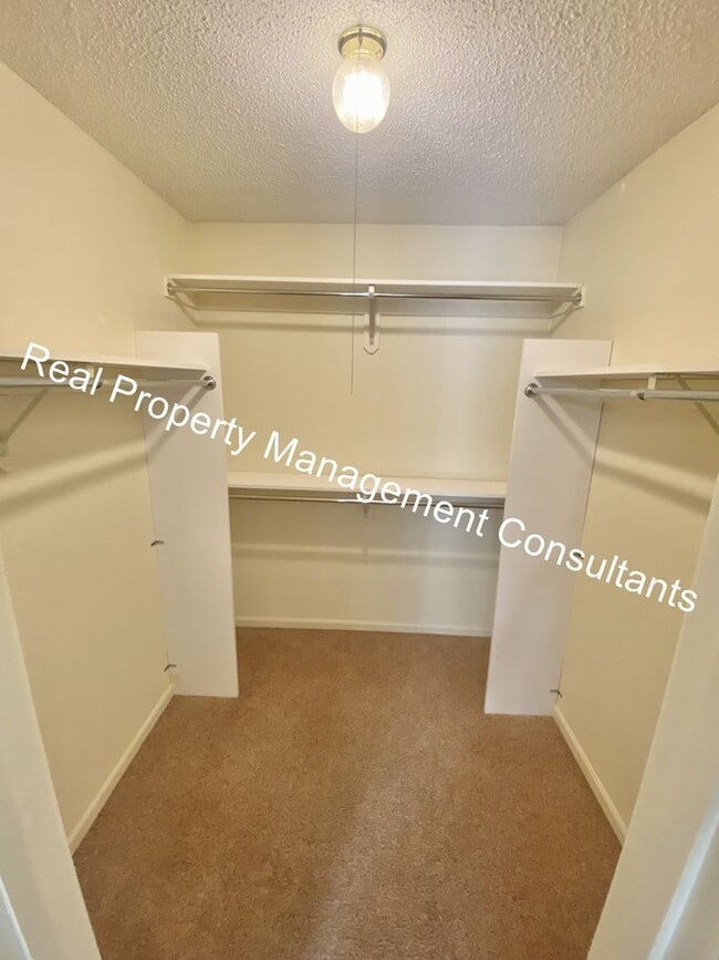 Building Photo - Custom Home in Liberty with 3rd Non-confor...