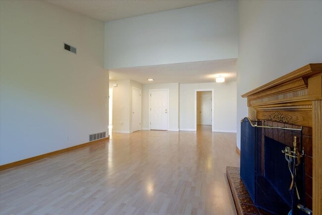 Building Photo - Great Home in Secure Complex