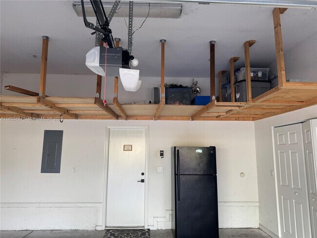 Building Photo - 3152 N Greenleaf Cir