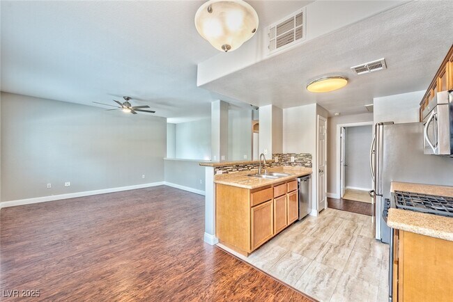 Building Photo - 7701 W Robindale Rd