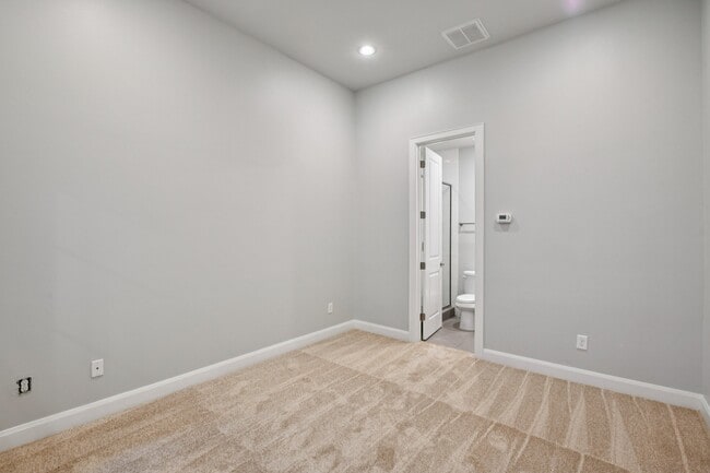 Building Photo - 1040 W 26th St