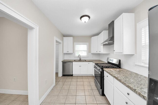 Building Photo - 2622 Rosedale St