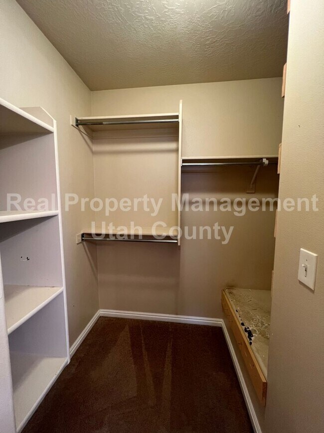 Building Photo - Pet Friendly Home with Fully fenced back yard