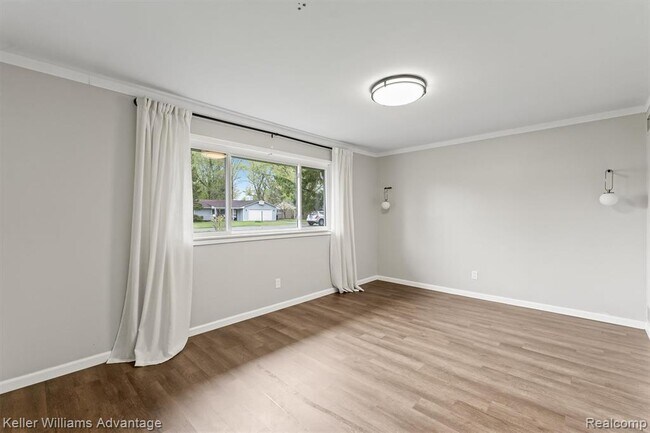 Building Photo - 2479 Ivanhoe Dr
