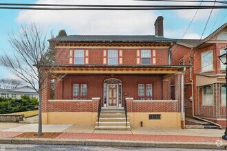 Building Photo - MACUNGIE 4BR 1.5 BATH CLASSIC HOME